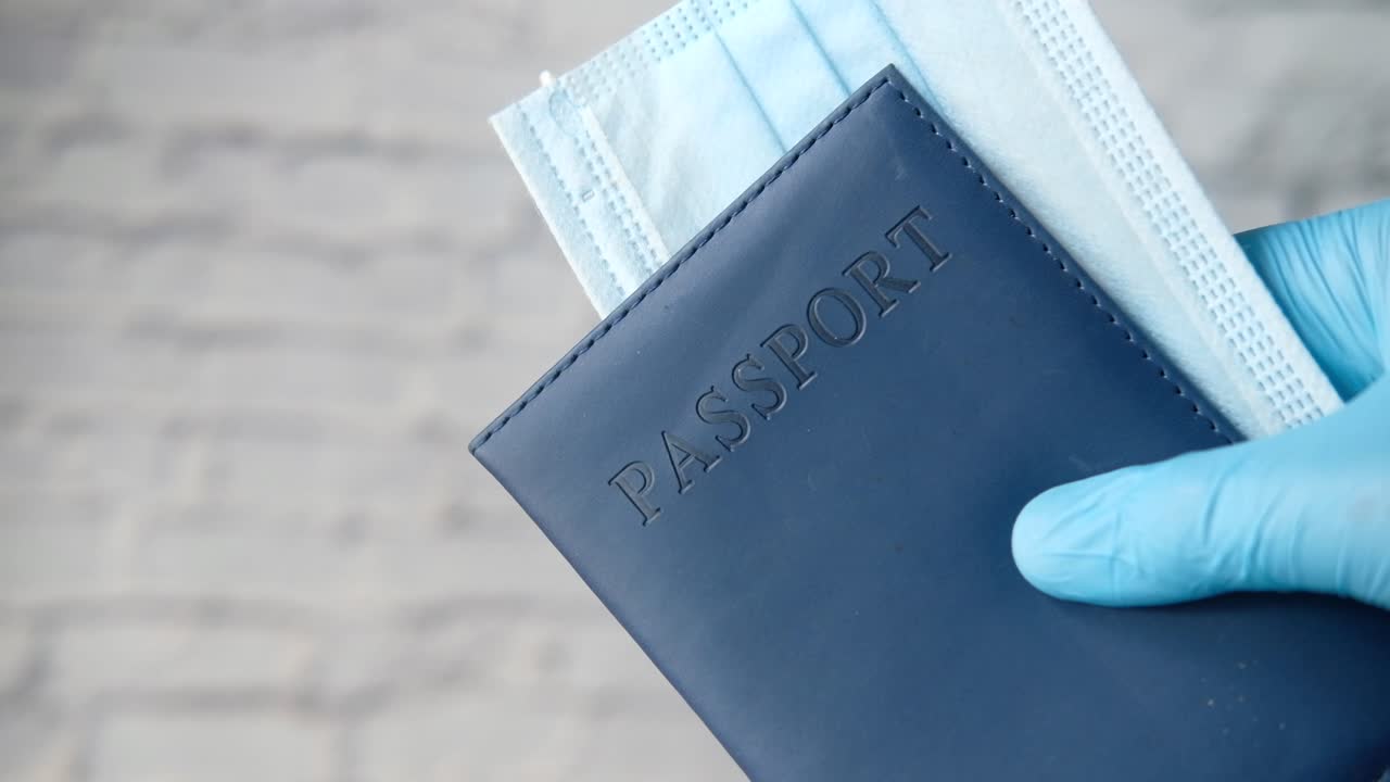 pasaporte y máscaras para viajar durante la pandemia