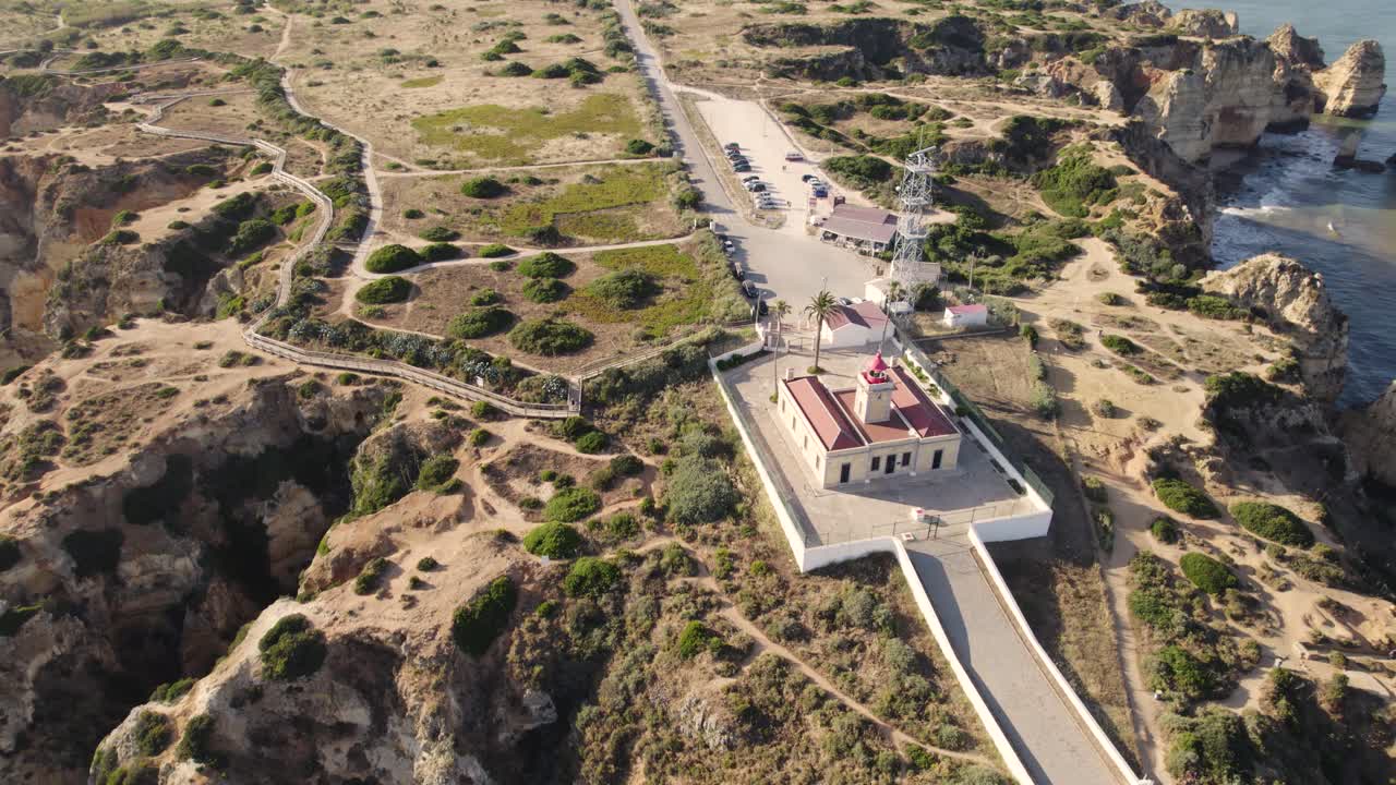 маяк понта-да-пиедаде, каменная башня каменной кладки с пристроенным домом смотрителя