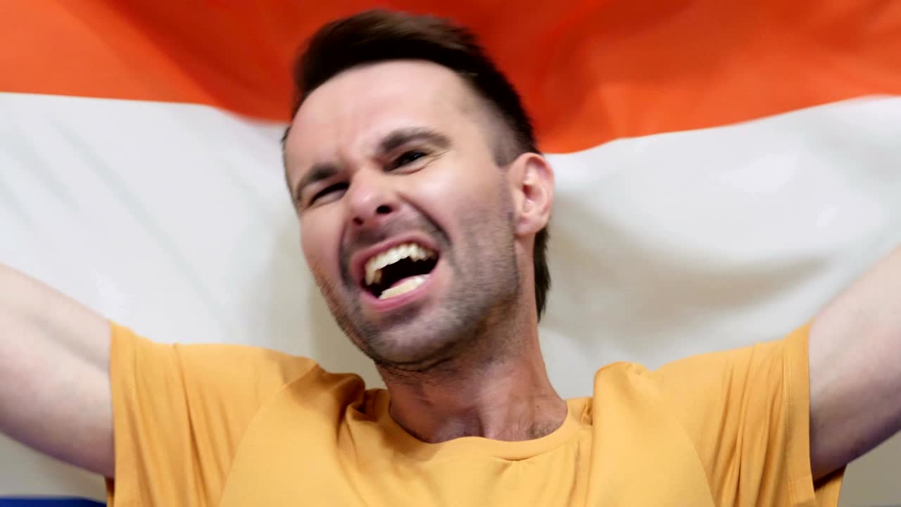 네덜란드 팬이 네덜란드의 발을 들고 축하하는 느린 동작, 4k, 고품질