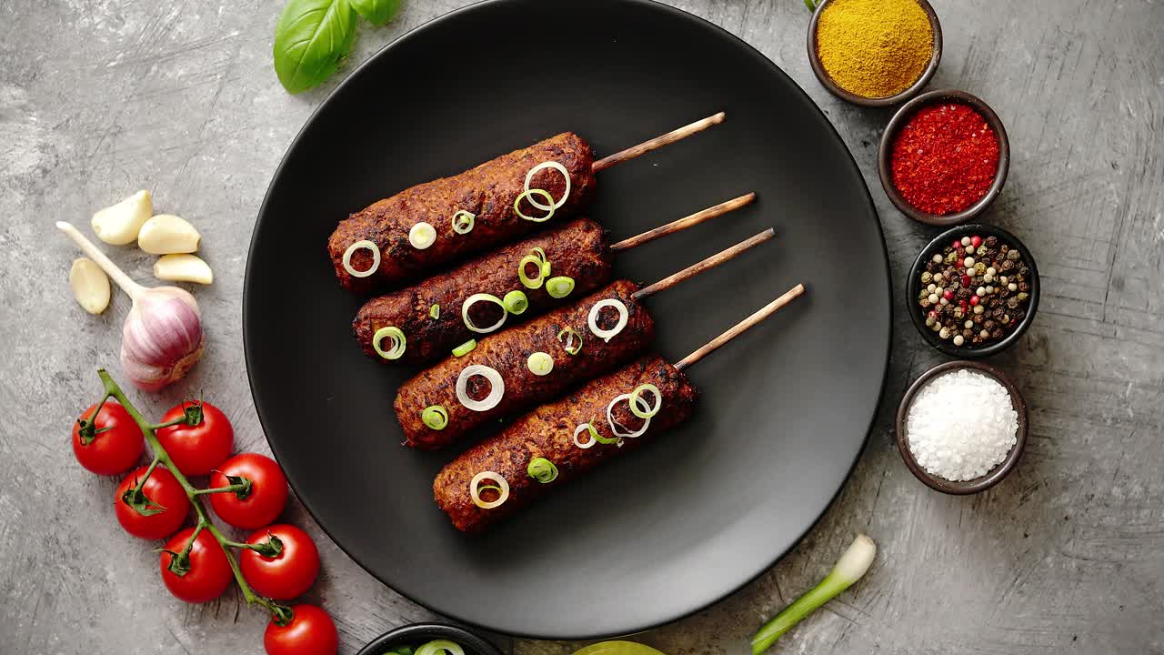 kebab de pavo asado decorado con cebolla fresca