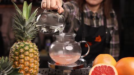 haciendo un cóctel con infusión de té frutal