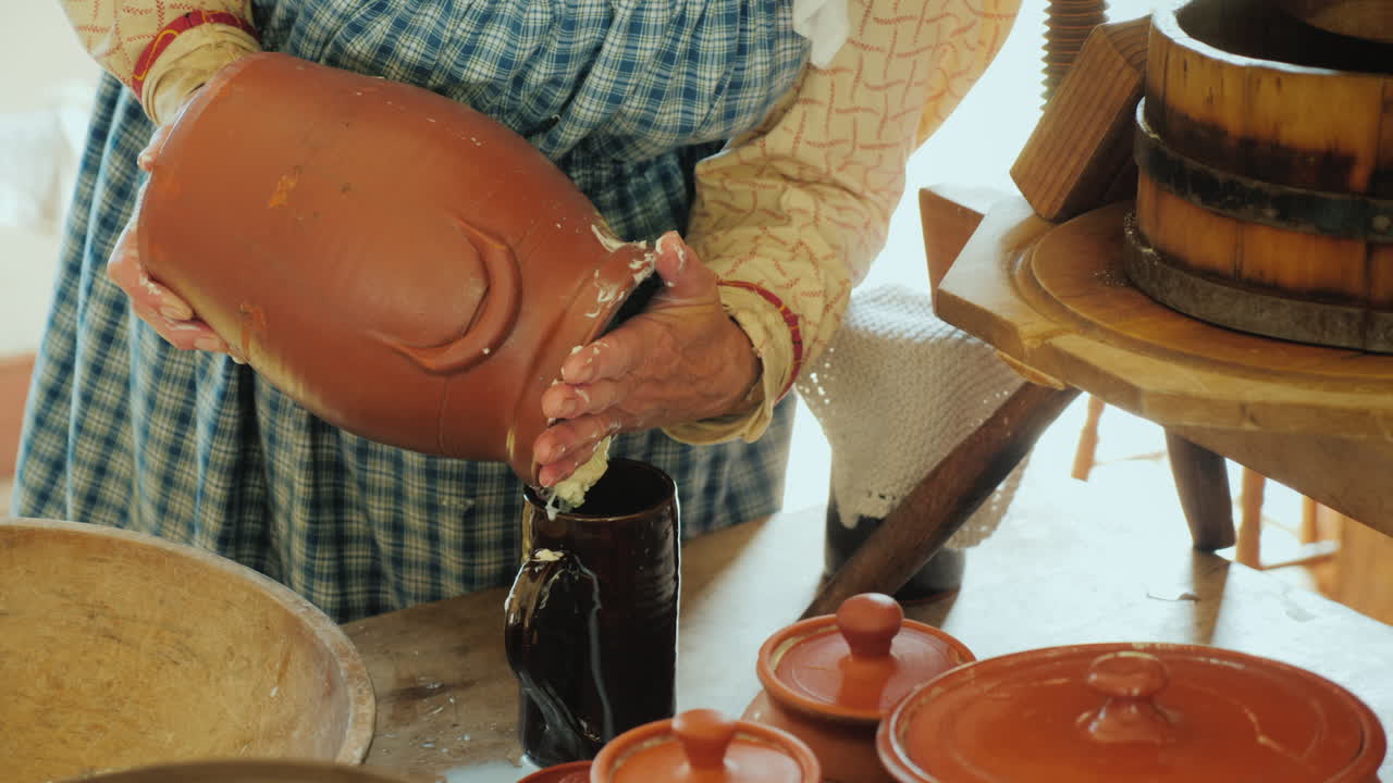mujer cocina mantequilla según una antigua receta tradicional