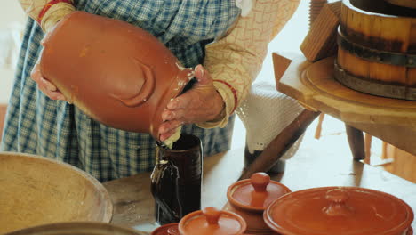 mujer cocina mantequilla según una antigua receta tradicional