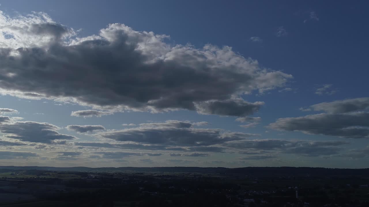 nubes esponjosas blancas y oscuras con un cielo azul