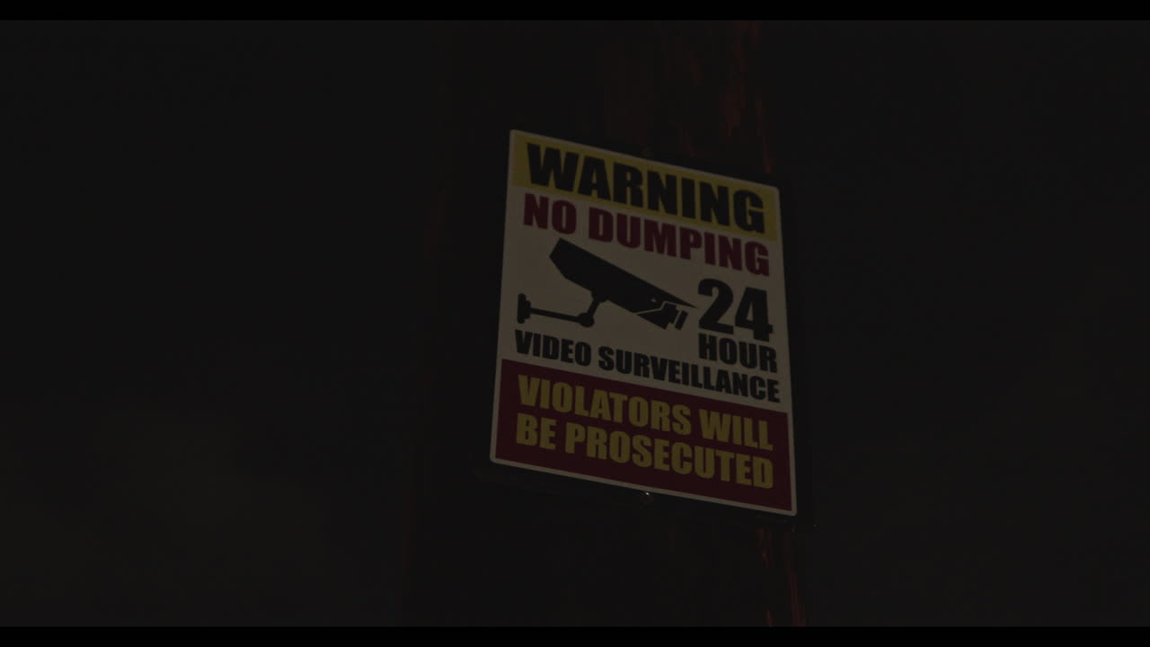 해당 지역이 감시 중이며 쓰레기를 버리지 말라고 경고하는 간판 비디오