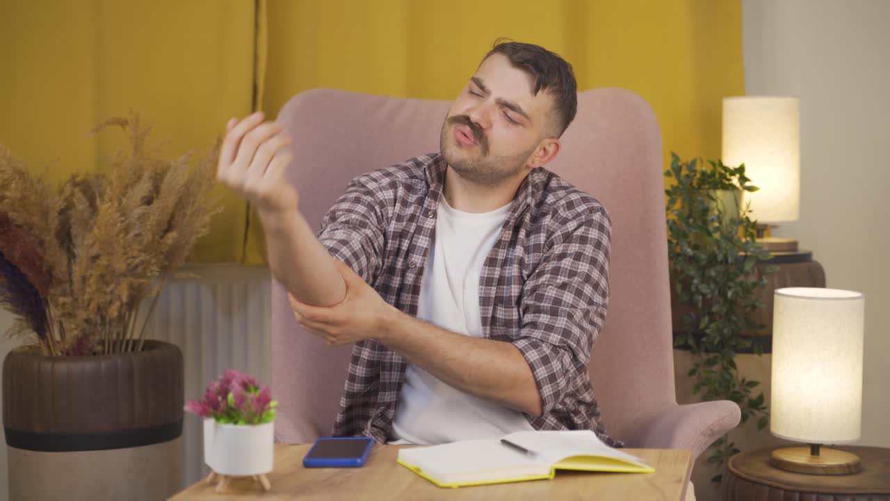 el hombre está sufriendo de dolor en las articulaciones.