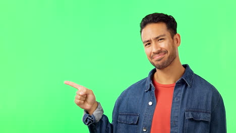 sonrisa, cara y mano del hombre apuntando a la pantalla verde