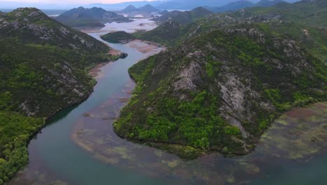 rio dobrado e montanhas, lago skadar, montenegro