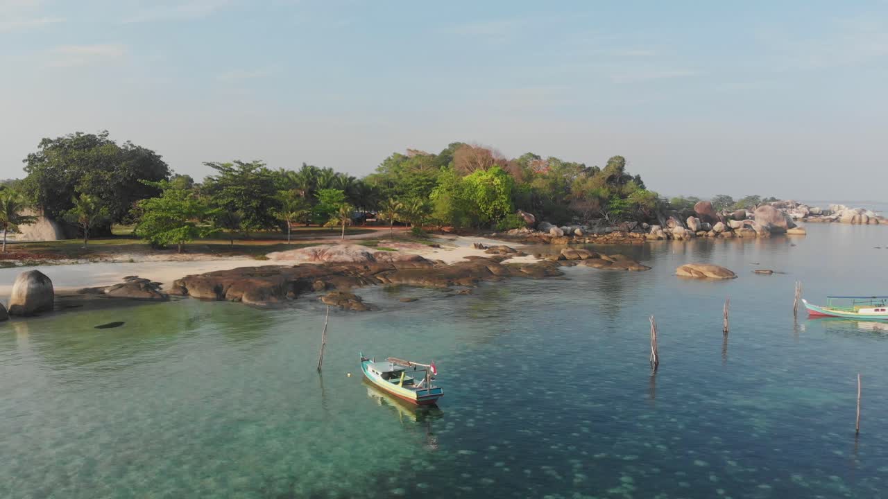 Barche da pesca in legno in mare calmo a Belitung, Indonesia, vista aerea