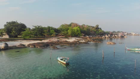 Barcos-De-Pesca-De-Madera-En-Mar-Tranquilo-En-Belitung-Indonesia,-Aéreo