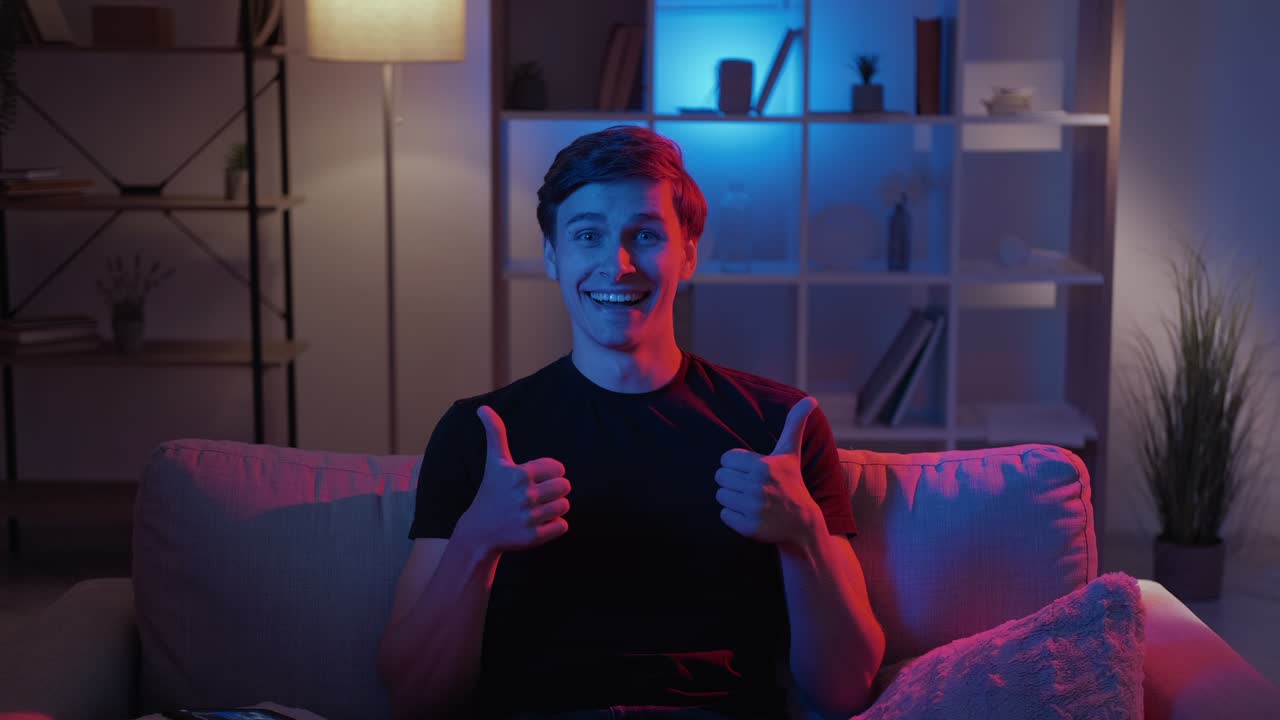 제스처와 같은 긍정적 인 남자 메메 표현 행복