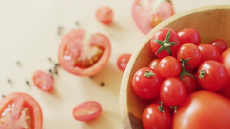 Video-Von-Frischen-Halbierten-Und-Ganzen-Roten-Tomaten-In-Einer-Schüssel-Und-Auf-Rustikalem-Hintergrund
