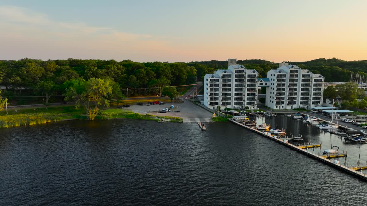 Lust trees and Willows on the edge of the lake