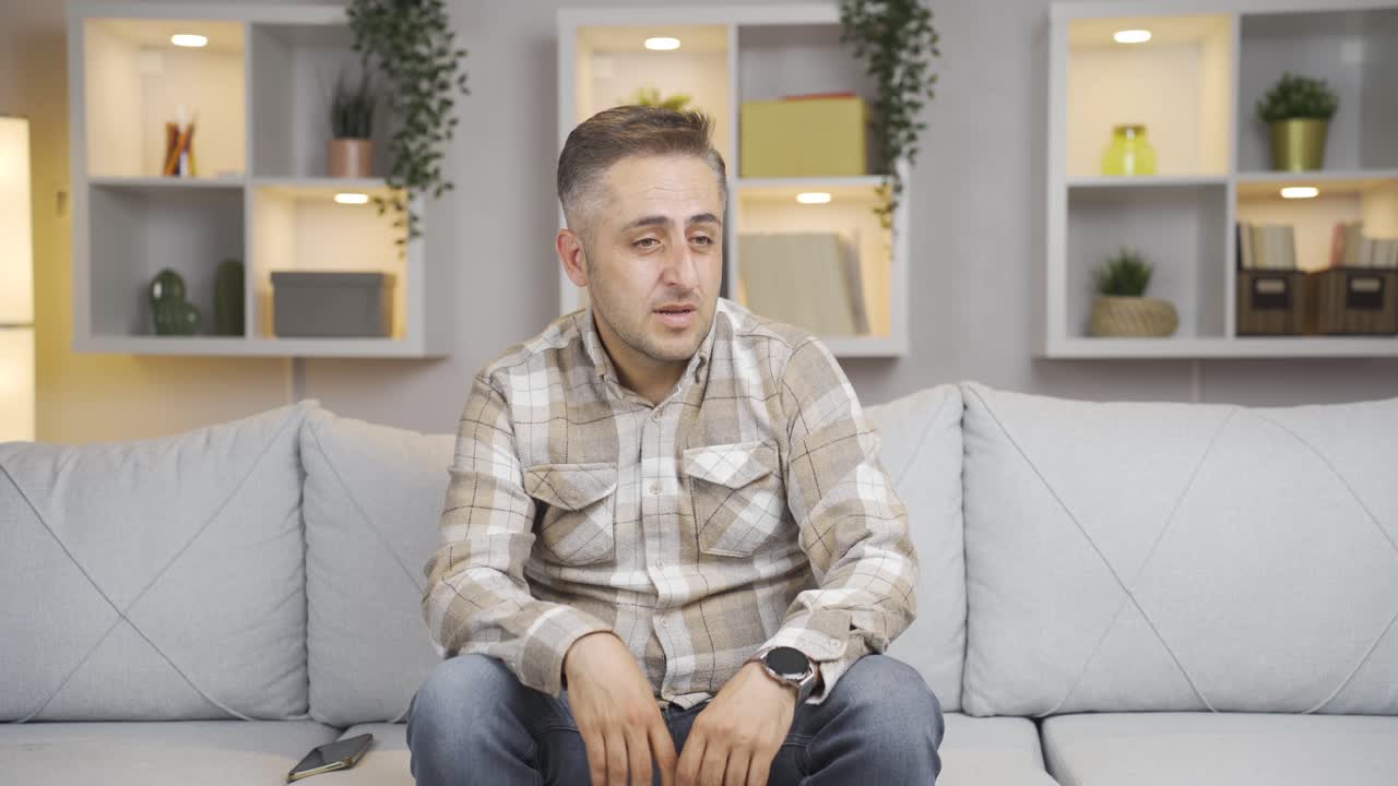 긴장된 남자, 스트레스를 받고 사려 깊은 남자