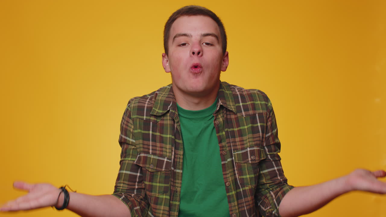 남자는 분노한 표정으로 손을 들어 왜 실패한 이유를 묻고 불신을 보여줍니다.