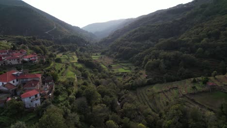 Volar-Sobre-El-Pueblo-Y-El-Campo-Agrícola-De-Sistelo,-Portugal-4k