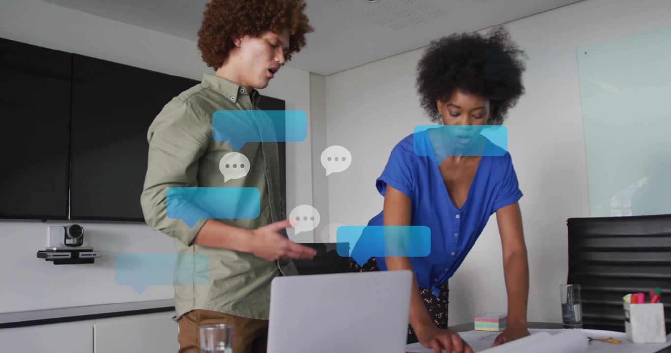 Colleghi che collaborano a un progetto in un ufficio moderno con bolle di chat digitali.