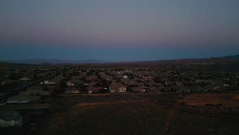 Vista-Aérea-De-Los-Barrios-Del-Huracán-Utah-Al-Atardecer---Disparo-De-Drones