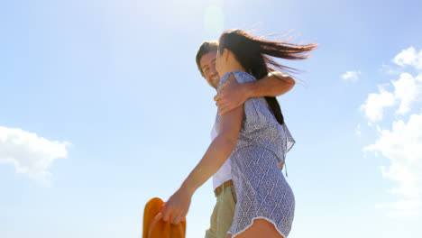 vista de bajo ángulo de una joven pareja caucásica caminando en la playa en un día soleado 4k