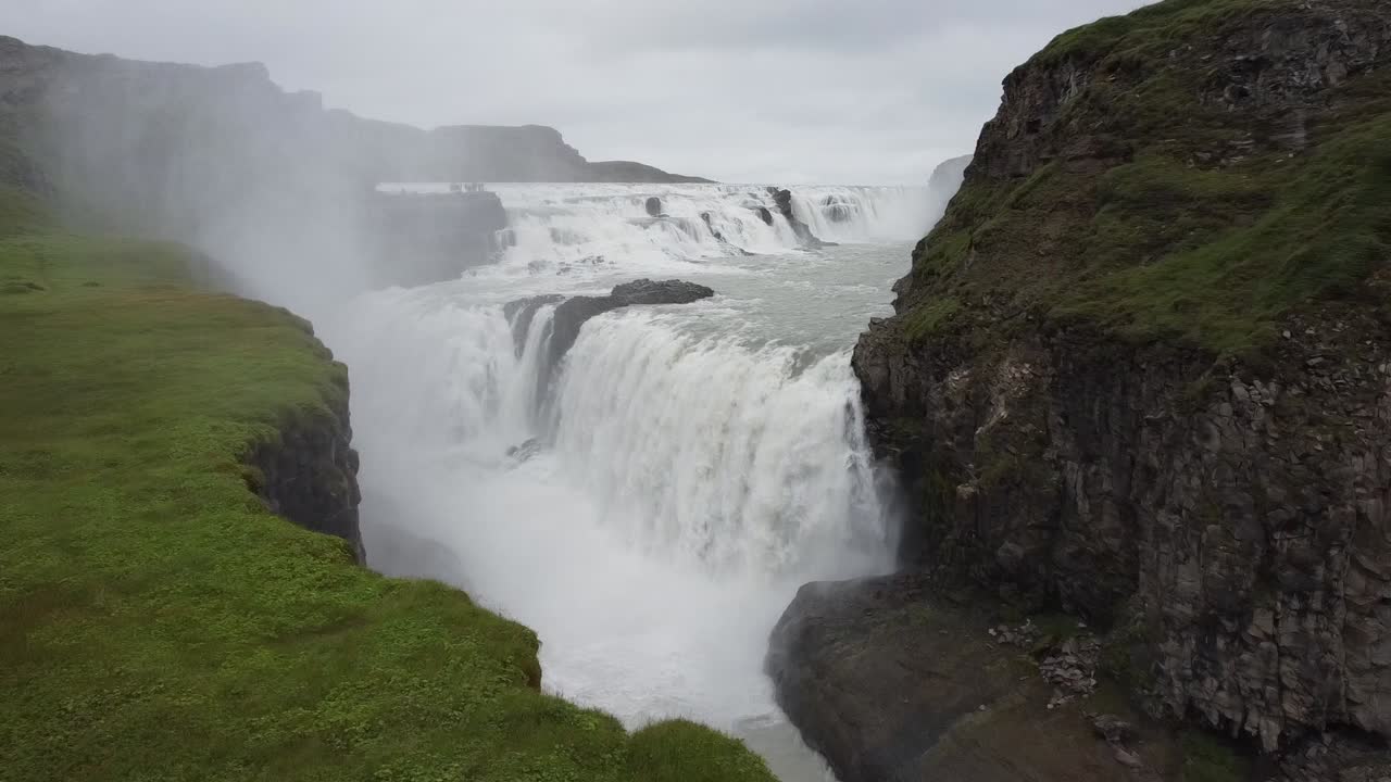brumosa y poderosa cascada de dettifoss en islandia, vista aérea hacia atrás