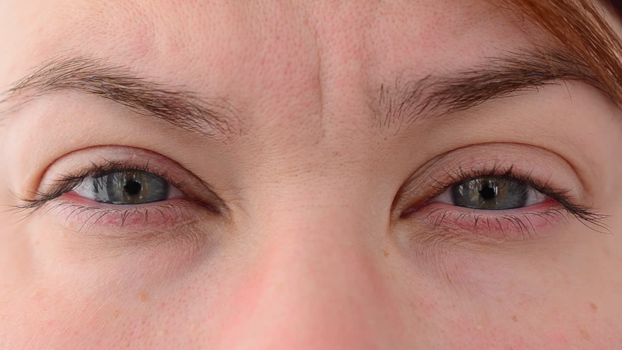 Sguardo di occhi femminili. Scatto di occhi femminili