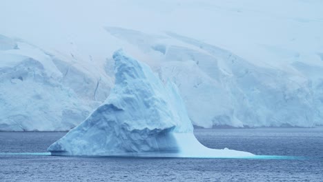 gran iceberg en la antártida paisaje de invierno, forma increíble formación de hielo de enormes grandes enormes icebergs azules en la península antártica paisaje marino con agua de mar del océano
