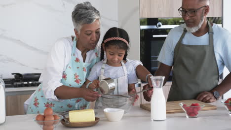 Abuelos-Birraciales-Están-Horneando-Con-Una-Joven-Birracial-En-Una-Cocina-Moderna