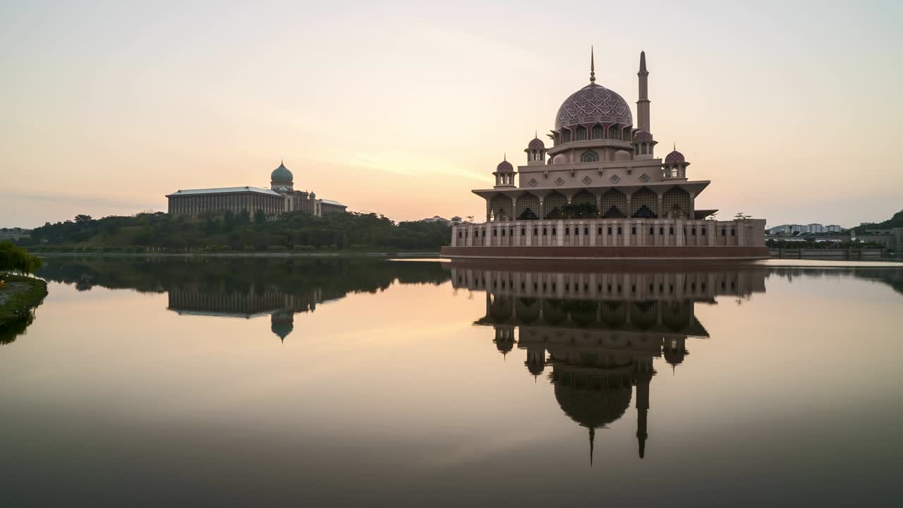 hermoso amanecer dramático en la mezquita de putra, putrajaya