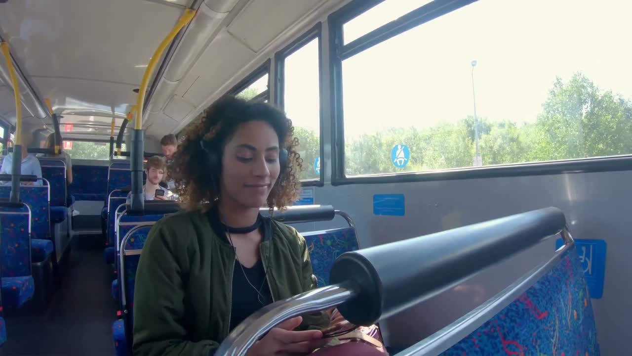 mujer escuchando música en un autobús 4k