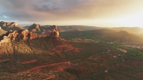Sedona-During-Sunset-With-The-Prominent-Red-Rock-State-Park-In-Arizona,-USA