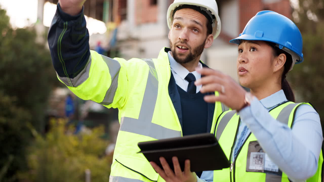tableta, hombre y mujer en el sitio de construcción