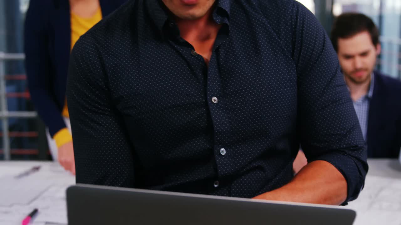 ejecutivo de negocios usando computadora portátil