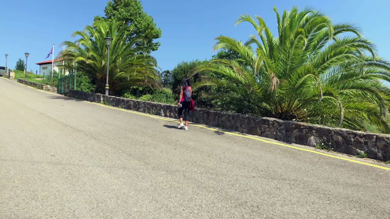 산길을 걷는 여자