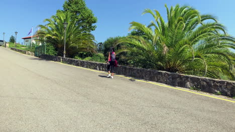 mujer caminando por un camino de montaña