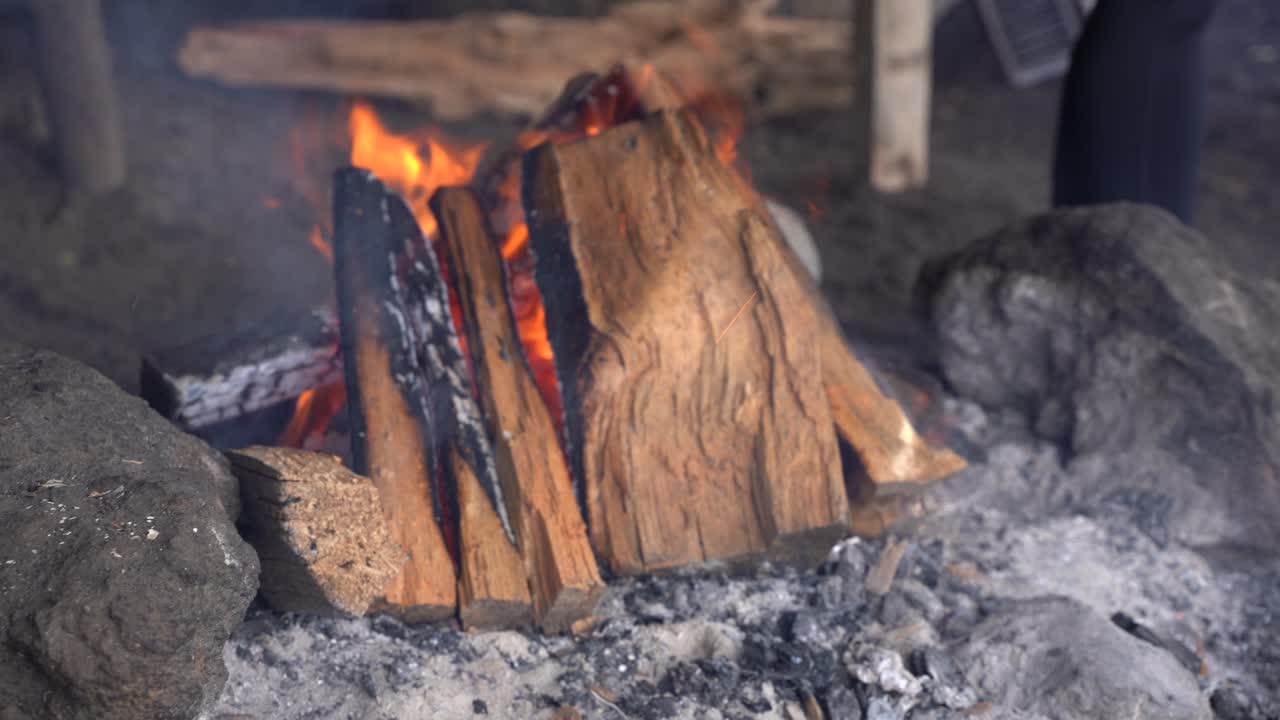 과테말라 아카테낭고 화산 정상에서 이른 아침 모닥불