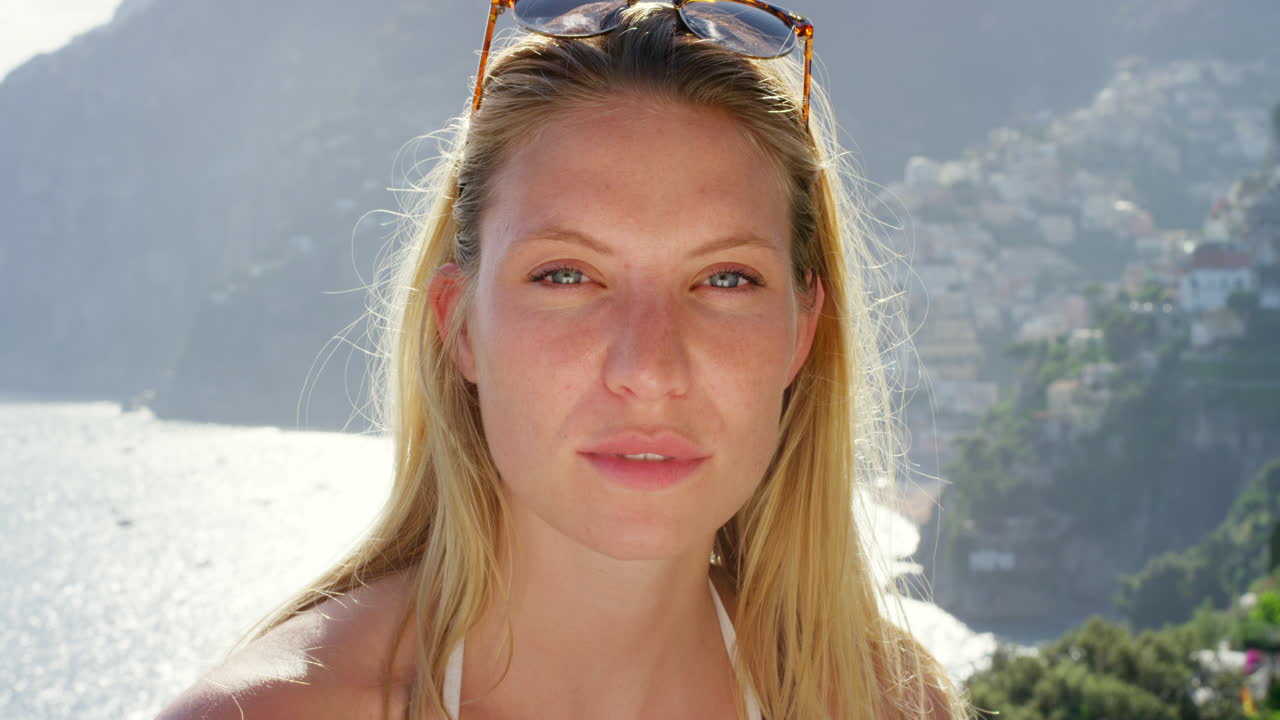 прекрасная блондинка, отдыхающая.