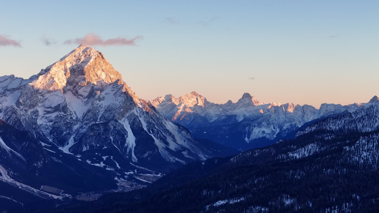Paisagem deslumbrante das Dolomitas durante a hora dourada em pleno inverno (imagens de drone)
