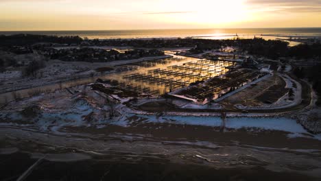 el vecindario de beachwood frente al canal del lago muskegon durante una deslumbrante puesta de sol de invierno