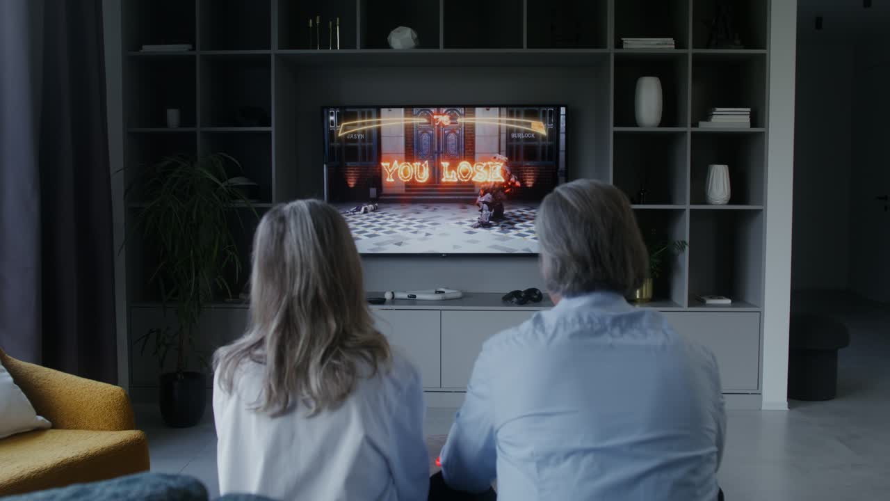 Persone che giocano a un gioco in TV