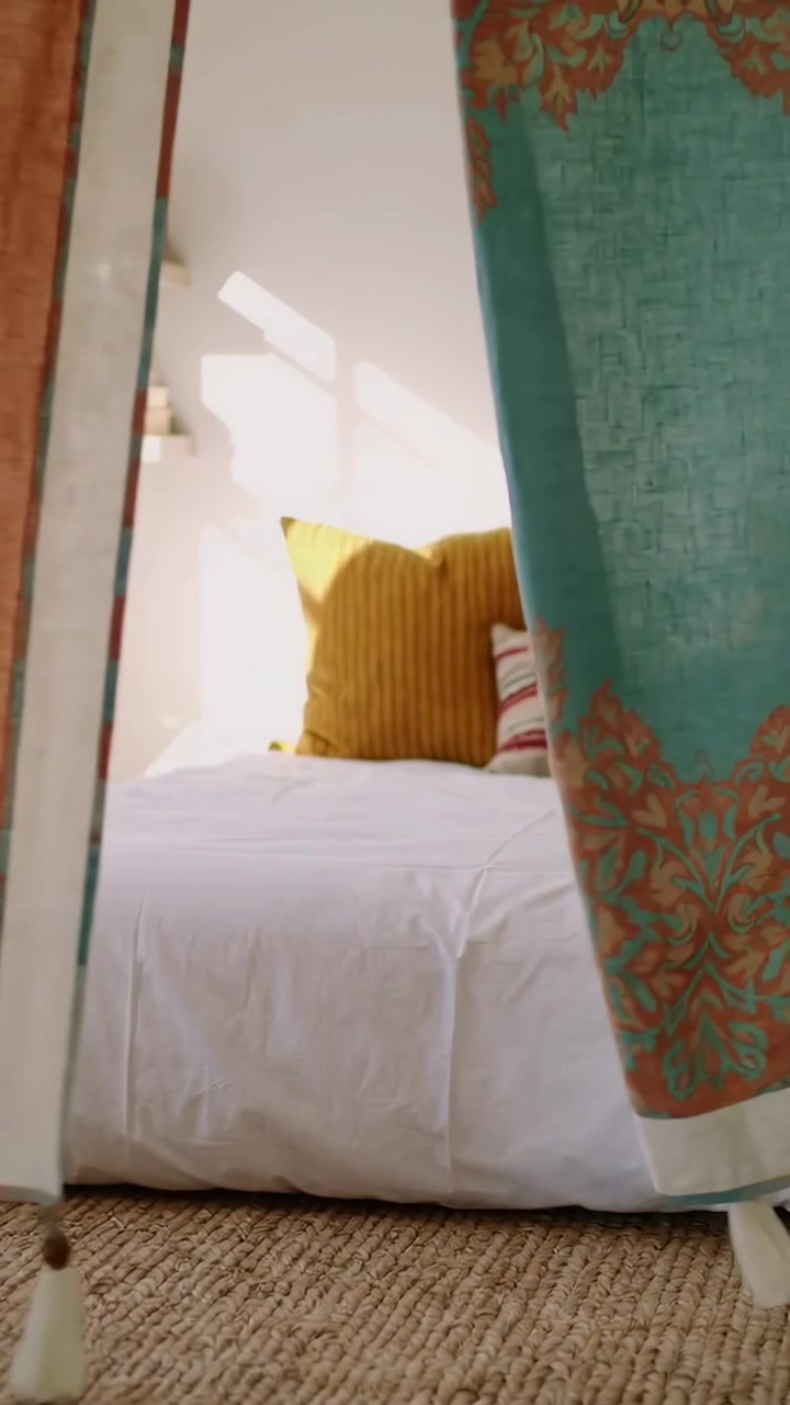 Video verticale: Luce che filtra e fa scorrere le tende nella camera da letto, rivelando un cuscino color senape.