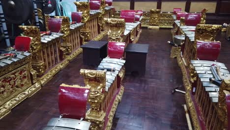 Gamelan-Traditionelles-Musikorchester-Bali-Indonesien-Goldene-Schlaginstrumente-Balinesischer-Hinduismus-Religiöses-Konzertset