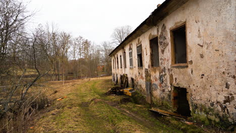 Old-post-apocalyptic-house-in-scary-neighbourhood,-pan-left