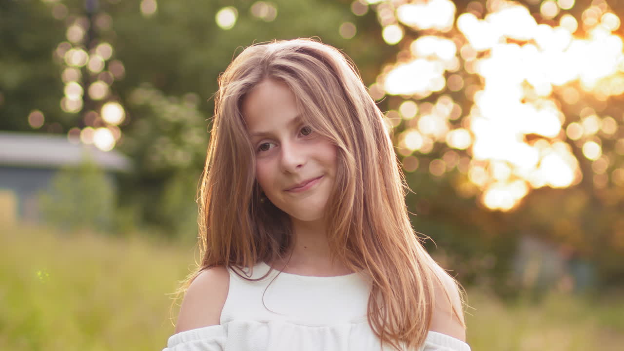 Portrait d'une adolescente souriante en extérieur