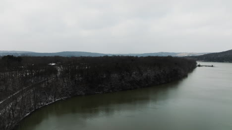 Aguas-Tranquilas-Del-Lago-Sequoyah-En-Un-Sombrío-Día-De-Invierno-En-AR,-EE.UU.---Toma-Aérea