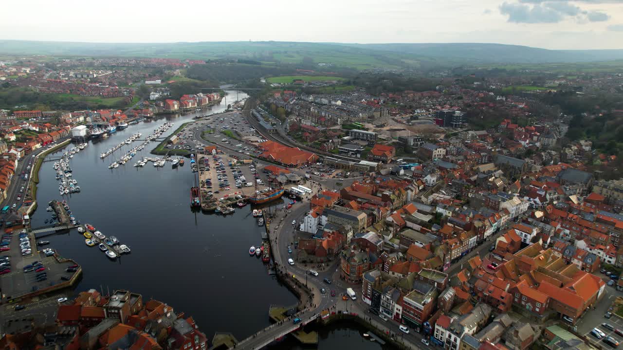 Veduta aerea della città costiera di Whitby con il fiume Esk e il porto nello Yorkshire, Inghilterra settentrionale