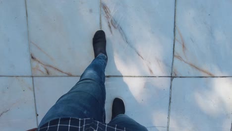 persona caminando por un piso de mármol