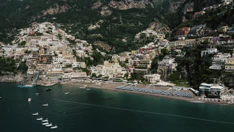 Vista-Aérea-Alejándose-De-Positano-En-La-Costa-De-Italia