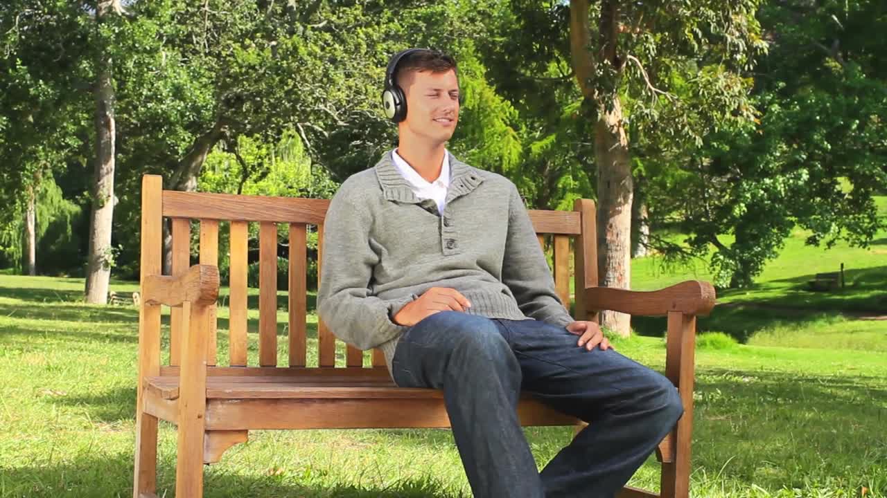 음악 을 듣고 있는 젊은 남자