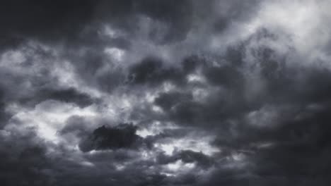 vista de nubes oscuras en el cielo y tormenta de truenos