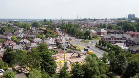 Luftaufnahme-Einer-Britischen-Stadthausbaustelle-Aus-Rotem-Backstein-Am-Seeufer,-Herauszoomen,-Um-Ein-Freistehendes-Grundstück-In-Der-Nachbarschaft-Freizugeben